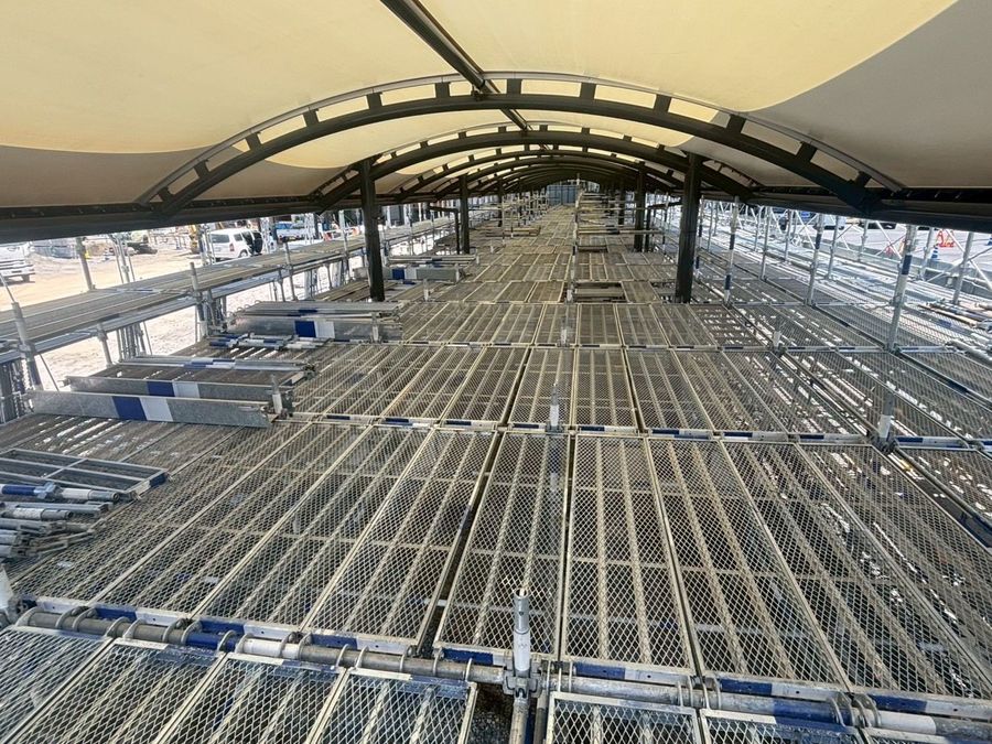駅前開発工事 足場設置